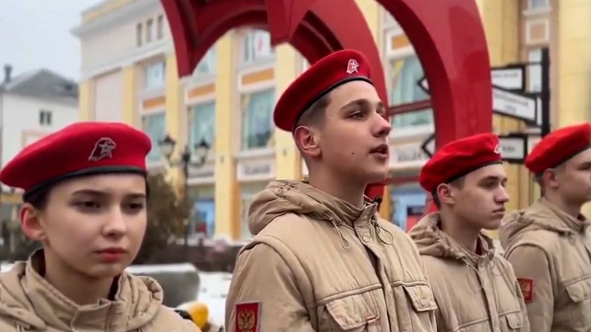 Děcka v Česku, chceme vám říct… Ruská Junarmija hraje v propagandistickém videu na city našich teenagerů